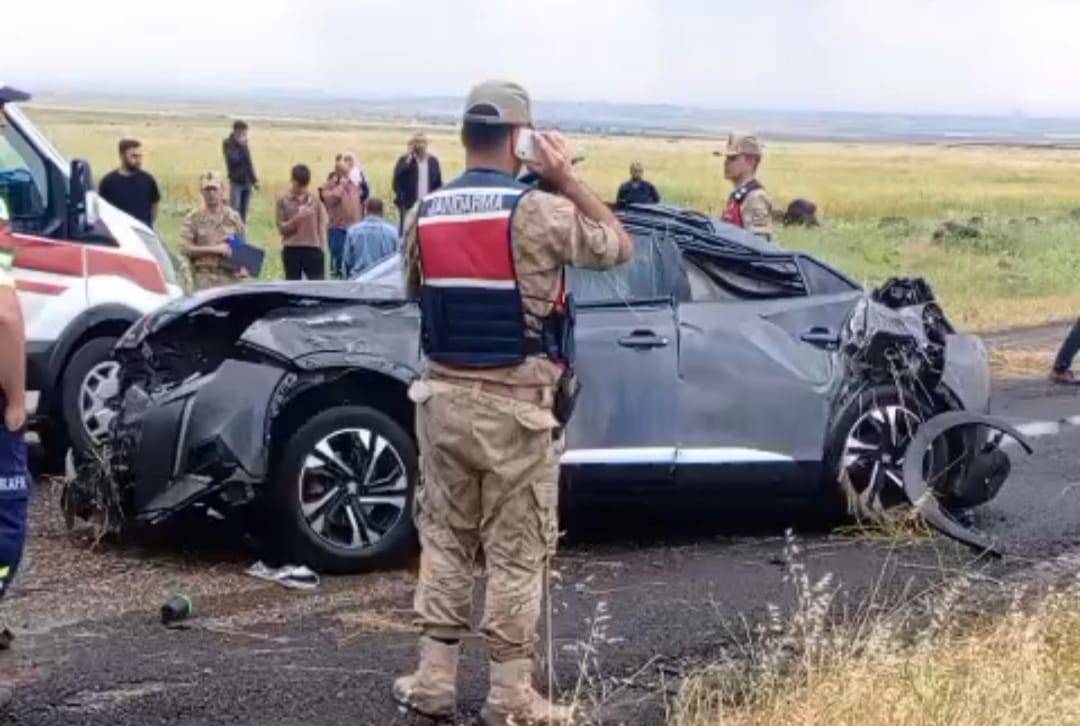 Diyarbakır'da otomobil takla attı: 1 kişi kazada, 1 kişi kaza haberi sonrası kalp krizi nedeniyle öldü
