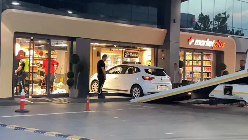 Bağcılar’da akaryakıt istasyonundaki otomobil markete daldı; müşteri yaralandı
