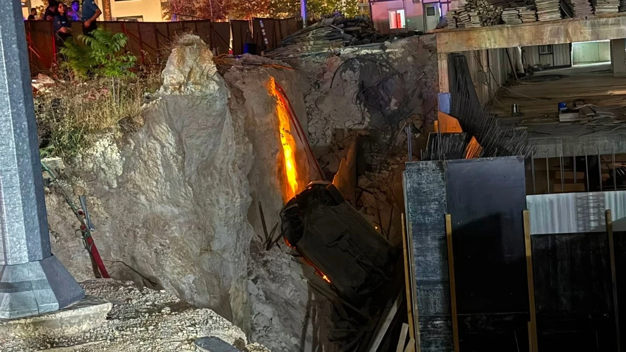 Kaza sonrası savrulan araç inşaat çukuruna uçtu: 2’si ağır 3 yaralı