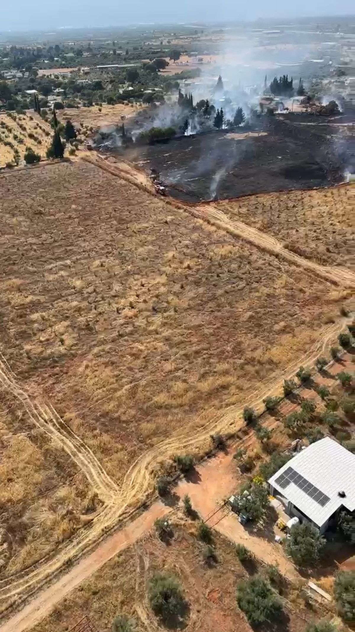 Antalya'da, dün yanan ormanın bitişiğinde arazide yangın