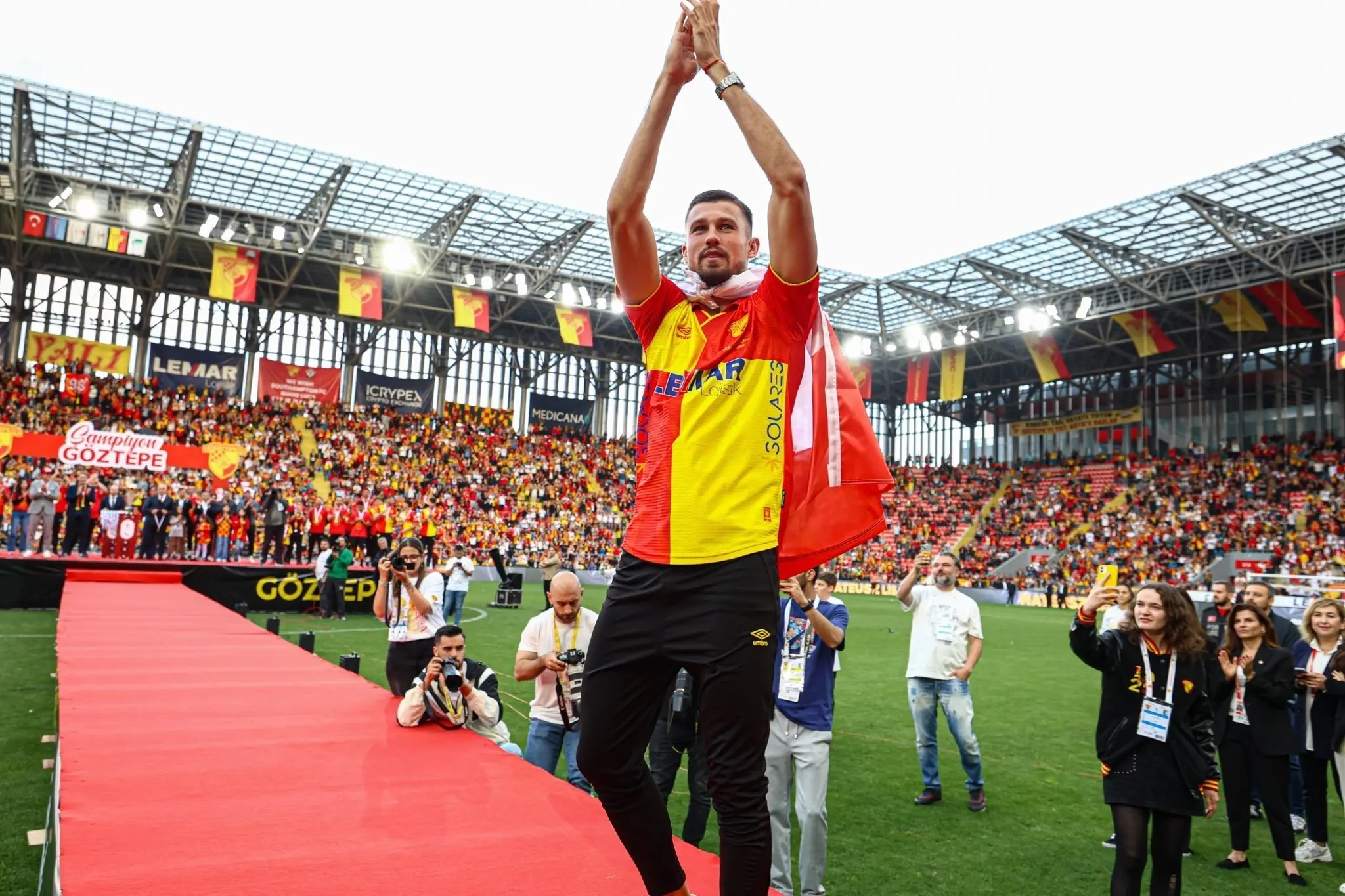 Göztepe'de Mateusz Lis, Lech Poznan'a transfer oldu