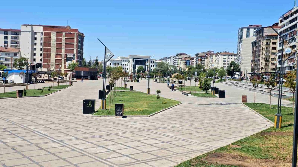 Elazığ'da kavurucu sıcaklardan dolayı cadde ve sokaklar boş kaldı