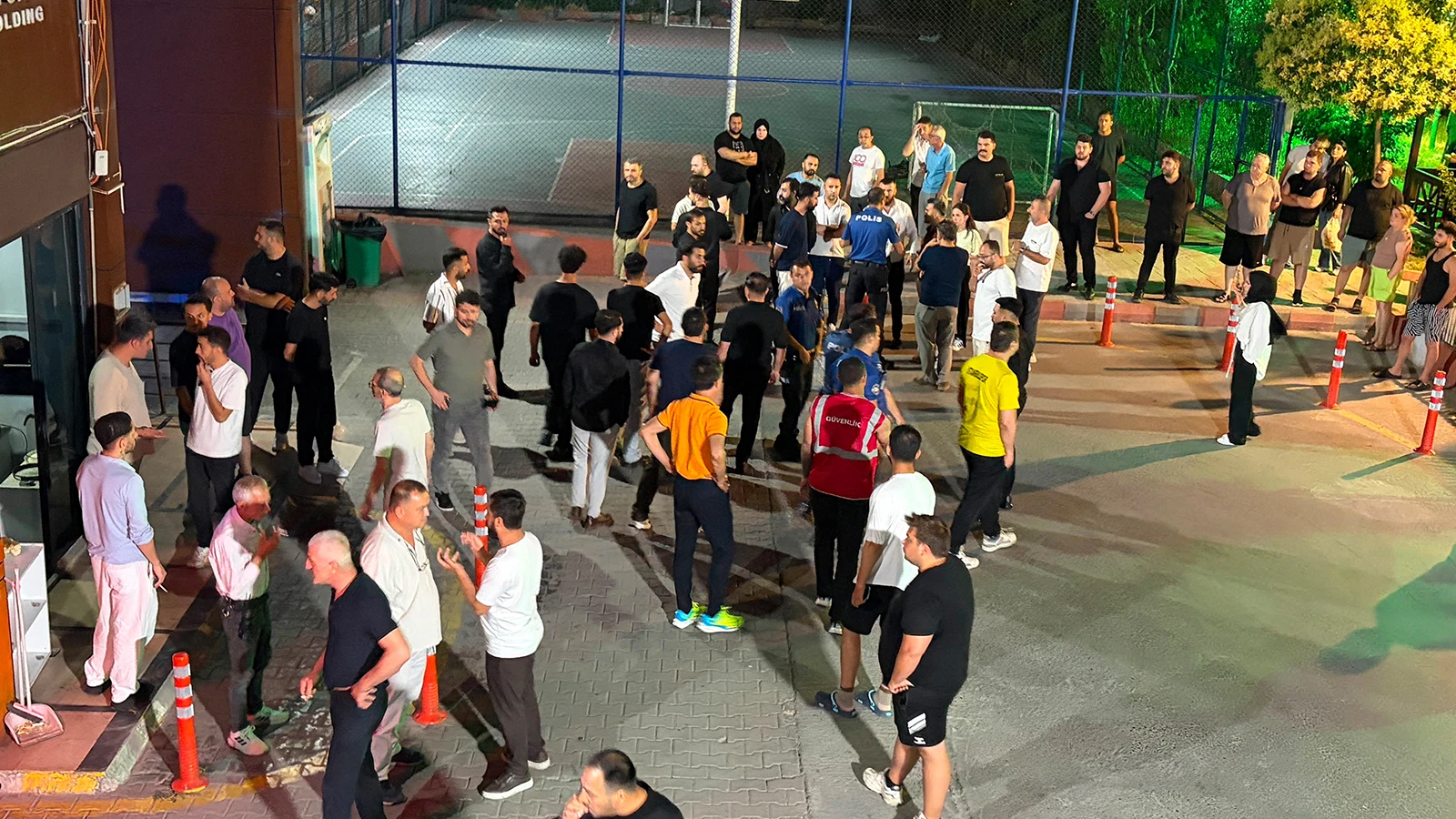 Esenyurt'ta siteye giriş kavgasında 3 kişi yaralandı