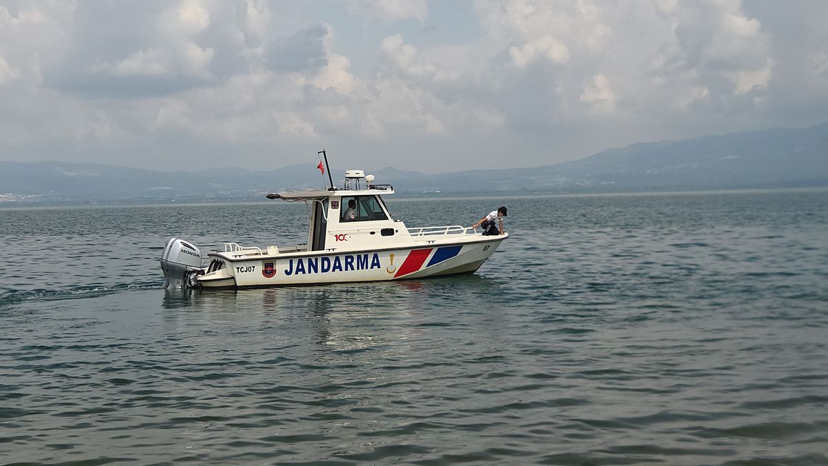2 arkadaş, serinlemek için girdikleri İznik Gölü'nde kayboldu