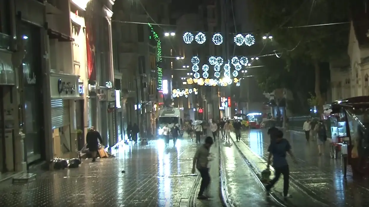 Meteoroloji uyarmıştı: İstanbul sele teslim! Cadde ve sokaklar göle döndü
