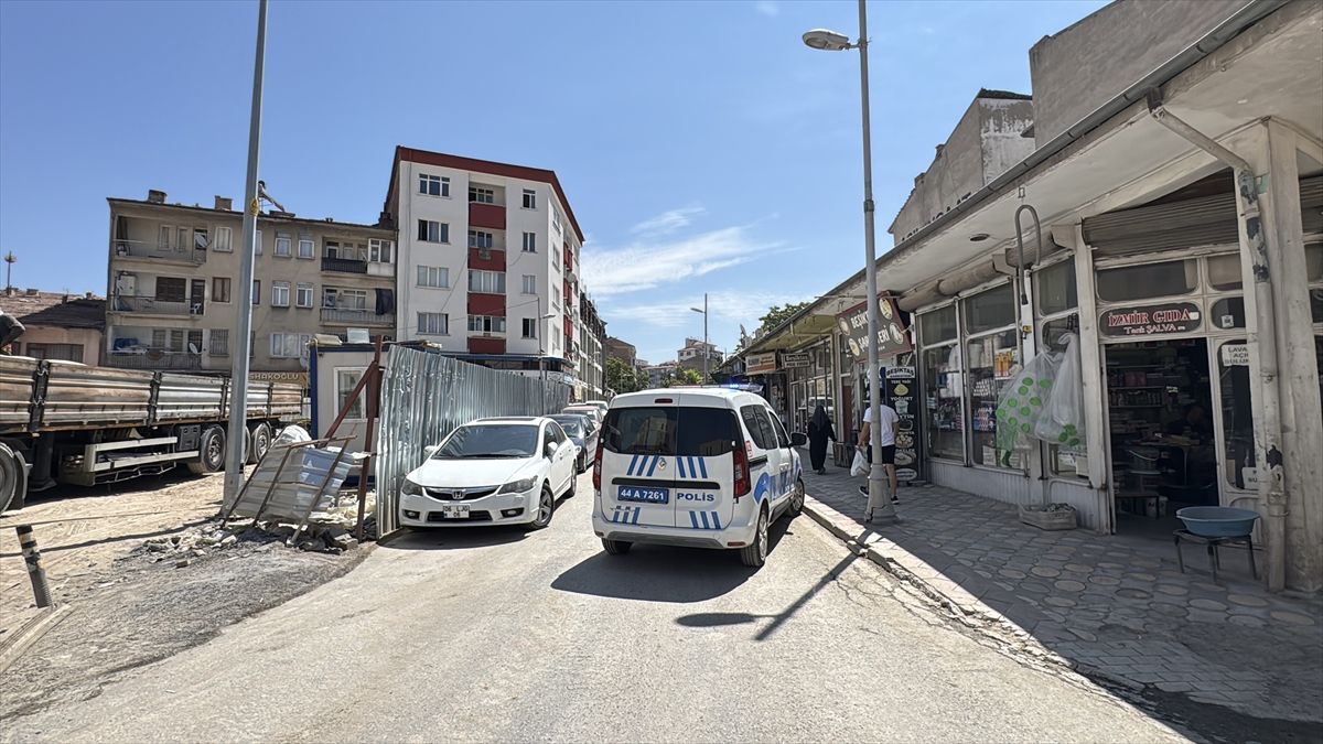 Malatya'da inşaatın temel kazısı sırasında hasar olan bina boşaltıldı
