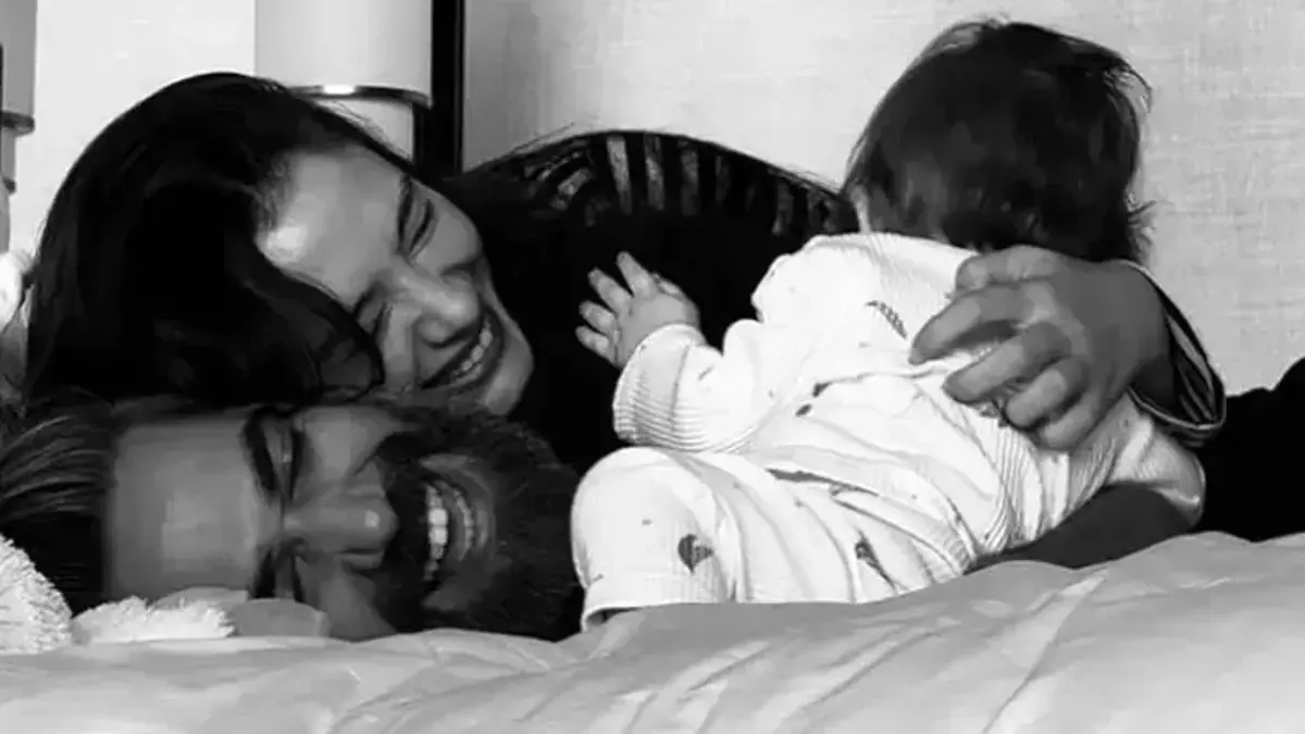 Neslihan Atagül ve Kadir Doğulu’dan Oğulları Aziz'le Mutlu Aile Pozu! Yine Aynı Şeyi Yaptılar... Dikkat Çeken Detay
