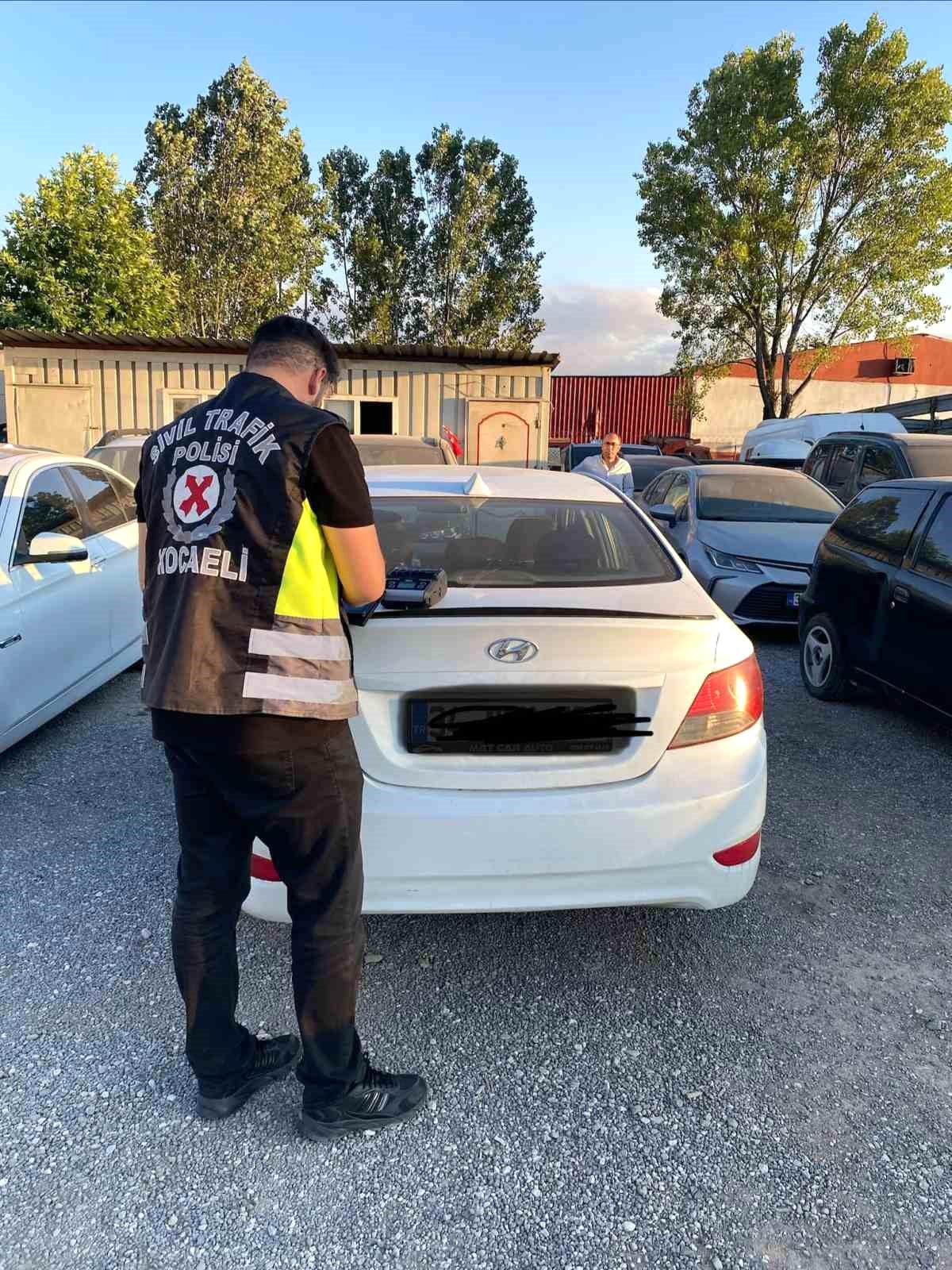 Kocaeli'de korsan taksi sürücüsü ve yolcuya ceza