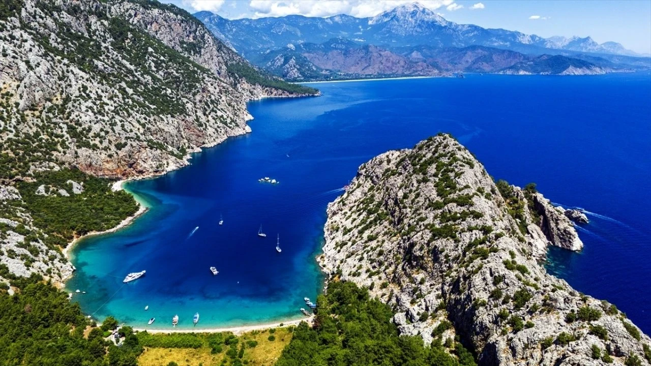 Dronla görüntülendi! Antalya'nın mavi yolculuk rotası tatilcileri ağırlıyor