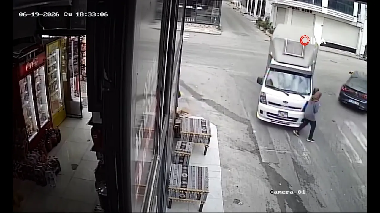 Bursa'da feci kaza kamerada! Yolun karşısına geçen kadına çarpan sürücü tutuklandı