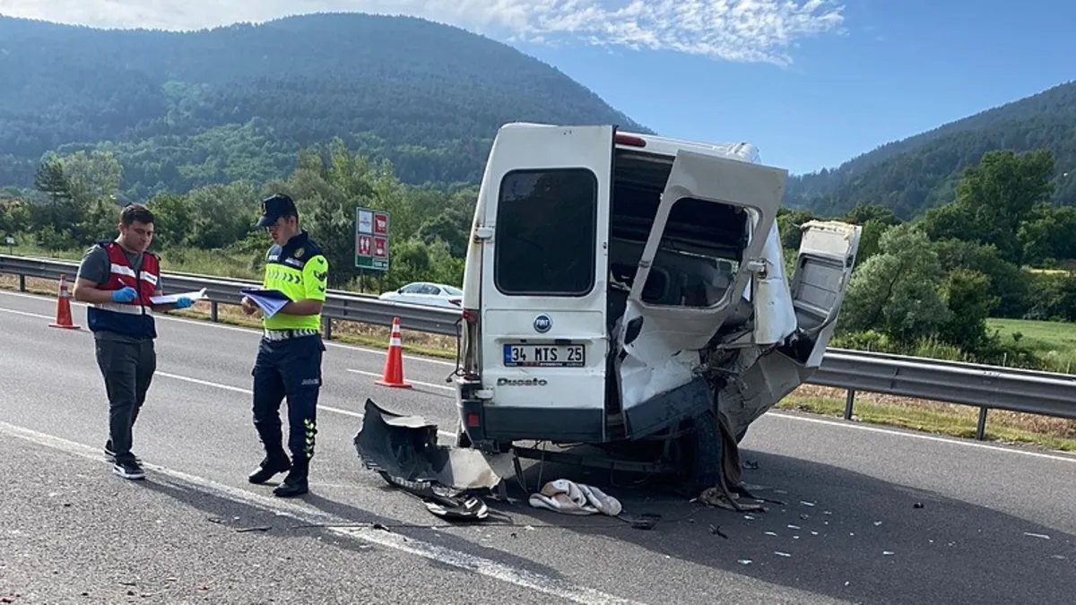 Bolu'da feci kaza! Minibüs ile hafif ticari araç çarpıştı: Yaralılar var