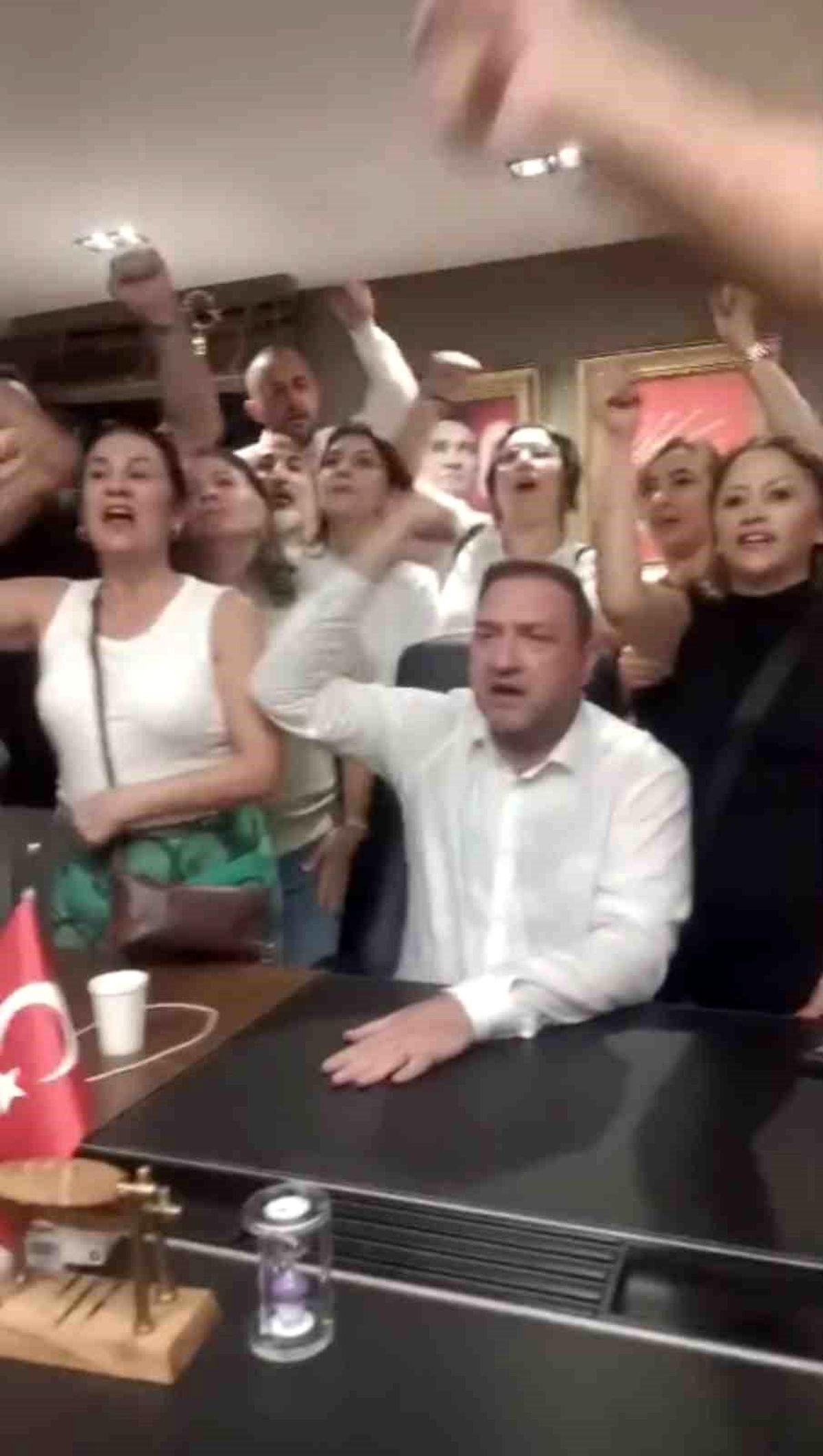 CHP İzmir'de olaylı gece: Gümrükçü il binasına girdi, taraflar arasında arbede çıktı
