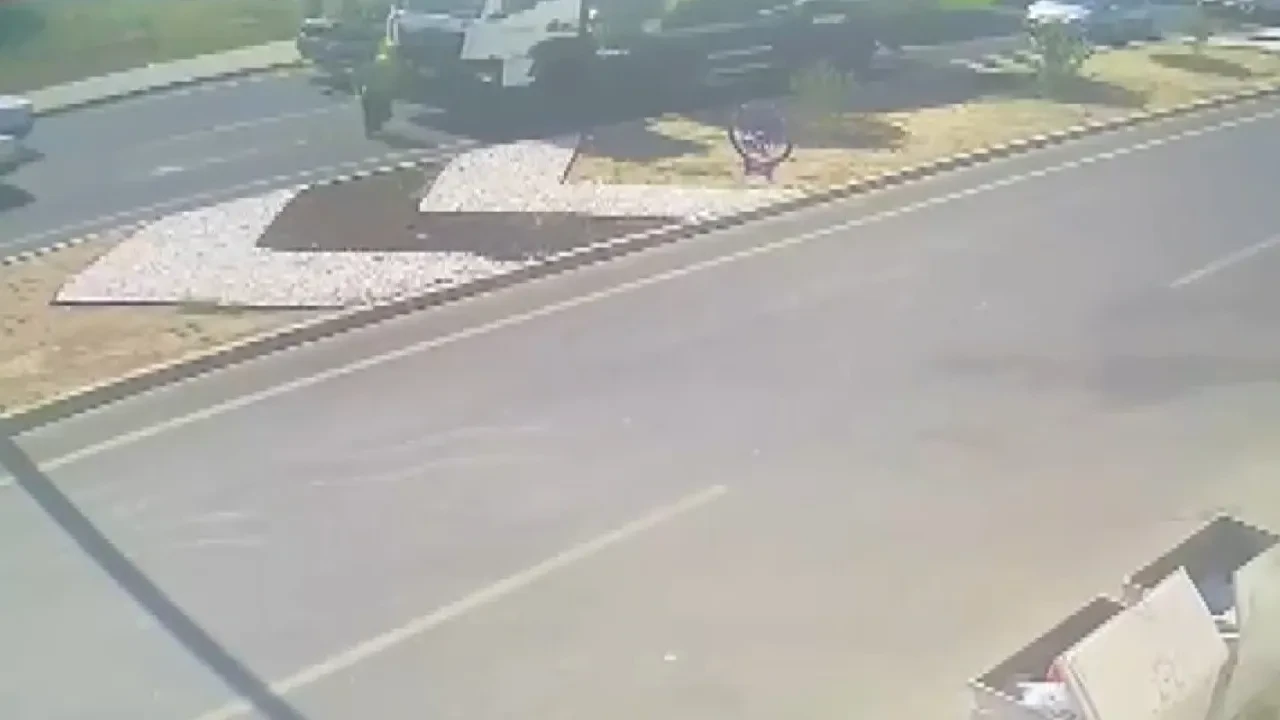 Yolun karşısına geçmek isterken beton mikserin altında kaldı