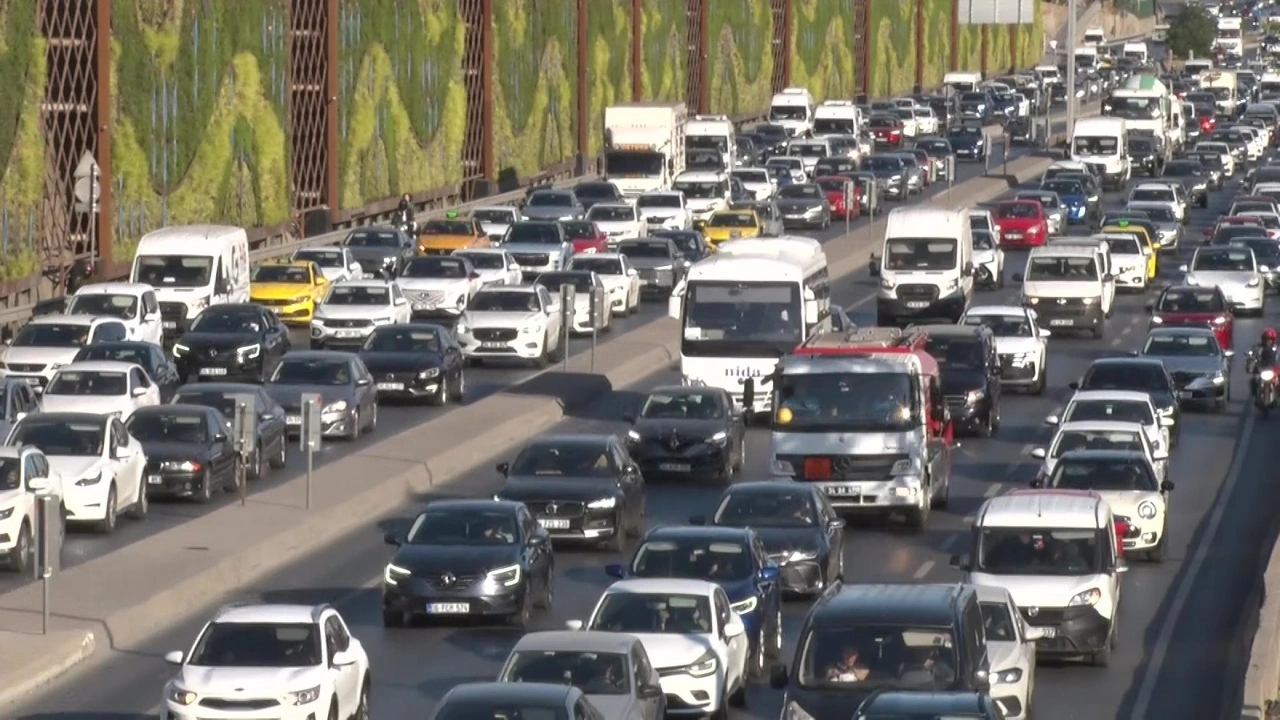 Kırmızı ışıklarda yeni dönem! Trafikte milyonları ilgilendiren düzenleme