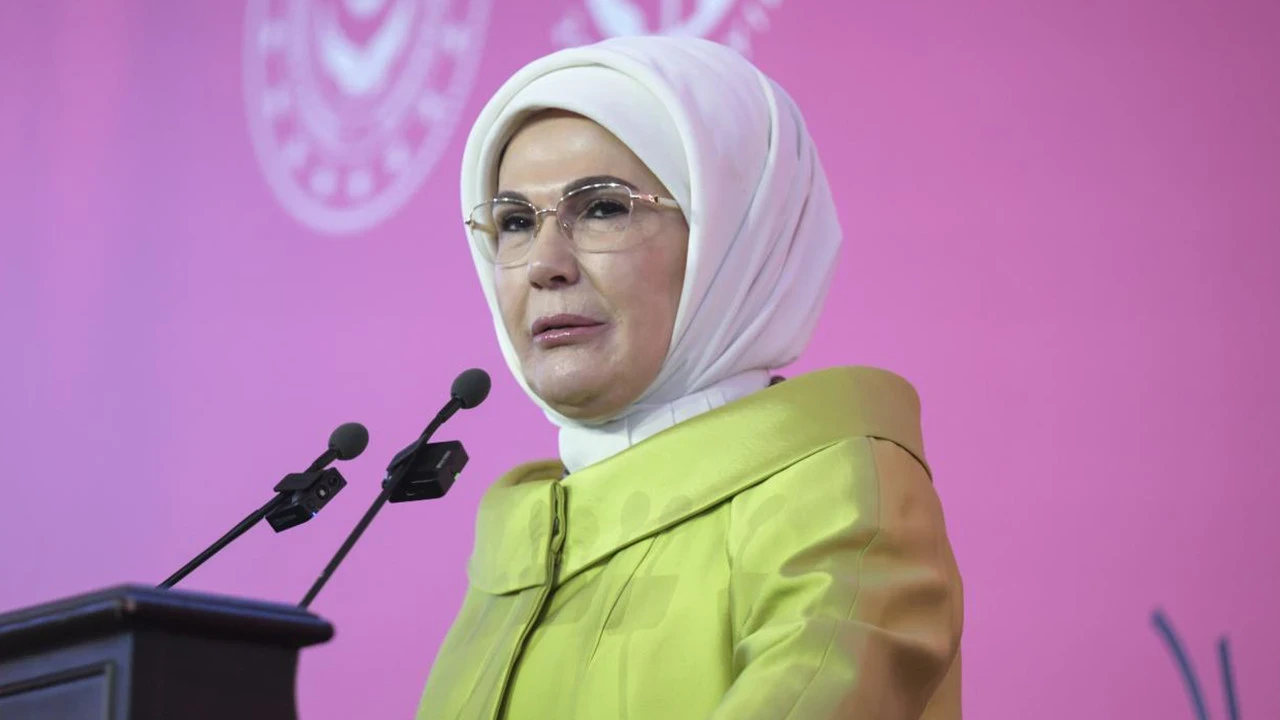Emine Erdoğan'dan Bakan Kurum'a tebrik