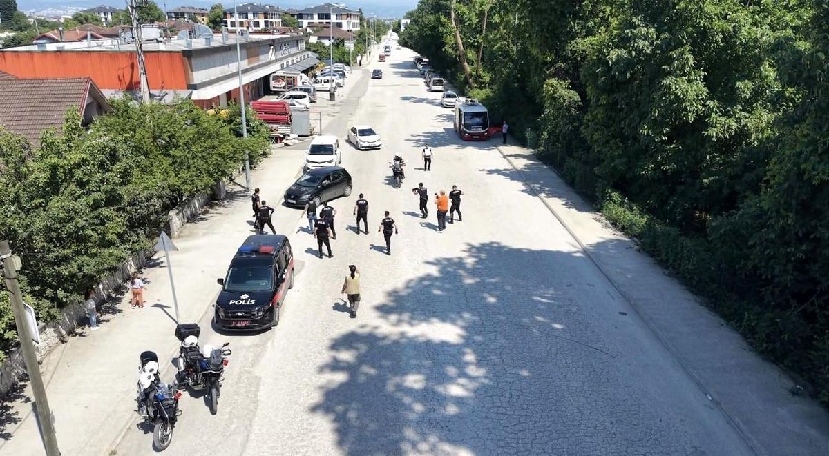 Gerçeğini aratmayan tatbikat: Şahısları yere yatırıp yakaladılar