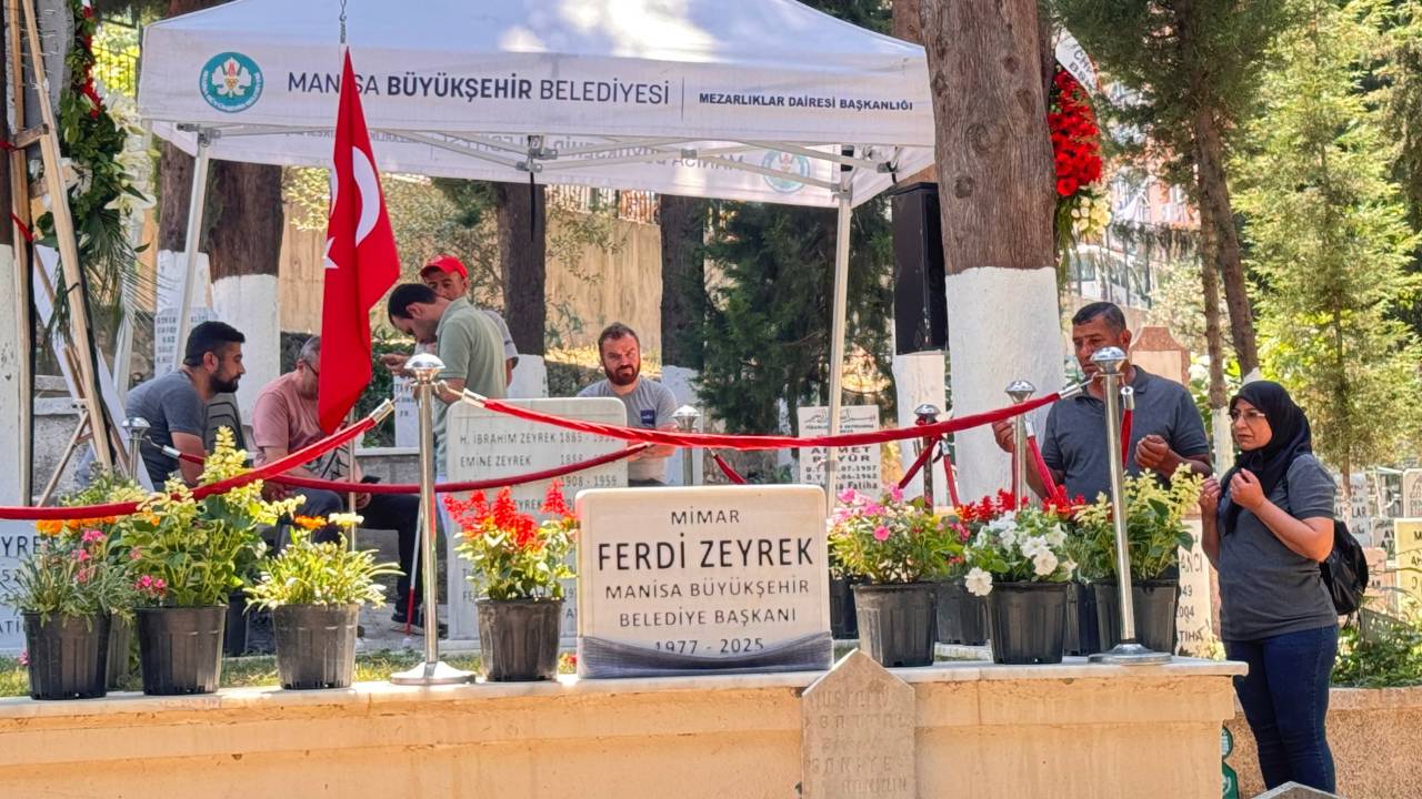 Ölümünün birinci yılında yurttaşlar Ferdi Zeyrek'in mezarını boş bırakmadı: "Şimdi dağıttığı sevgiyi topluyor"