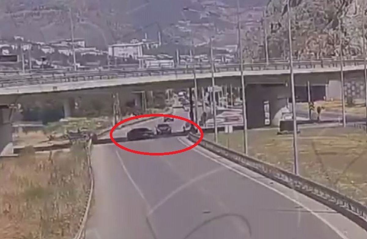 Geri manevra yapan otomobilin, başka bir araçla çarpıştığı kaza kamerada
