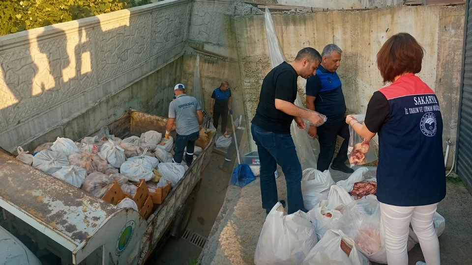 Etiketsiz ve kaçak ürün basıldı! Sakarya'da halk sağlığına tehdit: Sucuk üretim tesisinde 5,5 ton kaçak et yakalandı | Gündem Haberleri