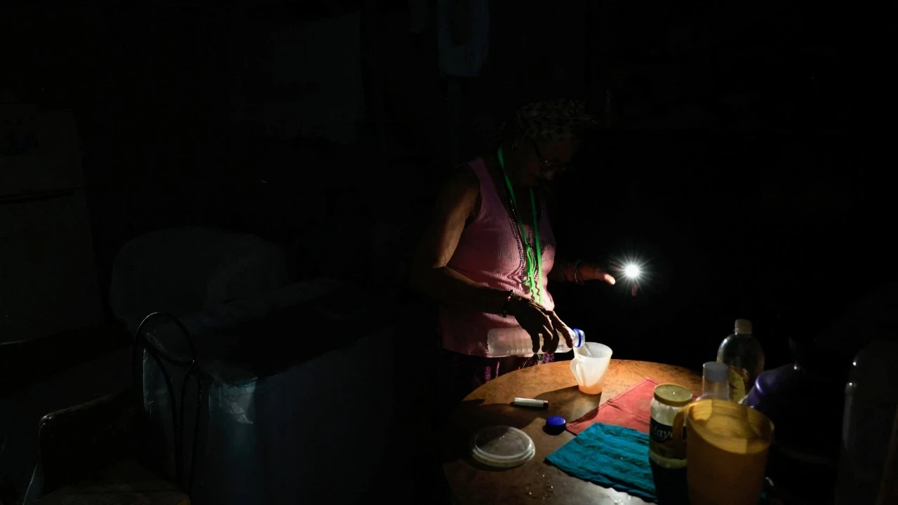 Küba karanlığa gömüldü! Elektriklerin gelmesi günler sürebilir