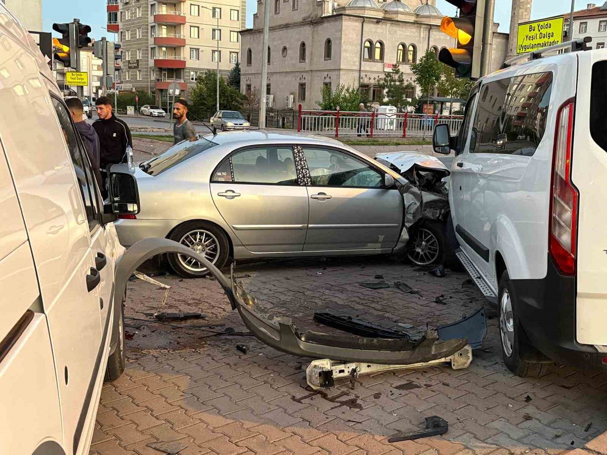 Kayseri’de otomobil park halindeki 2 araca çarptı
