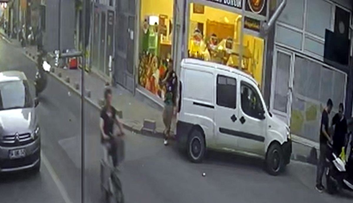 Tek teker üzerinde ilerleyen motosiklet, hafif ticari araca çarptı; kaza kamerada