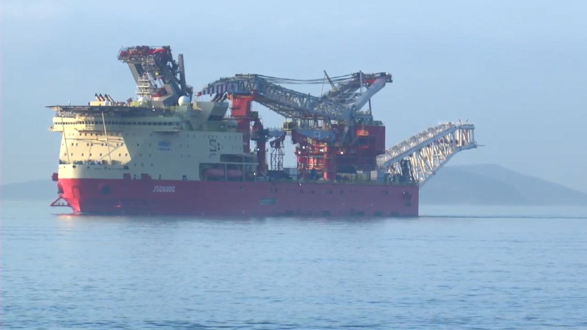 Boru döşeme gemisi 'JSD6000' İstanbul Boğazı'ndan geçiyor