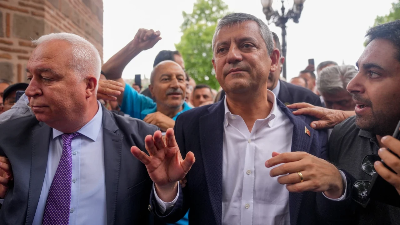 Özgür Özel'in YENİ Parti Hamlesi Dünya Basınında: 'Erdoğan'a Rakip Olacak'