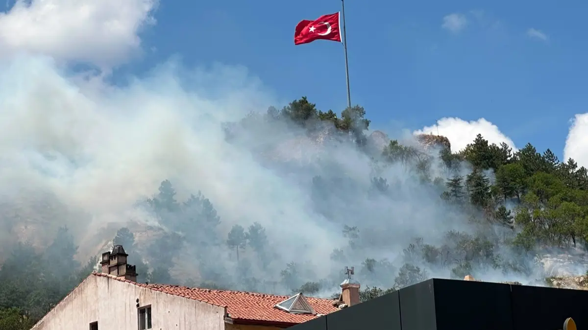 Tarihi kale alevler altında! Ekipler müdahale ediyor