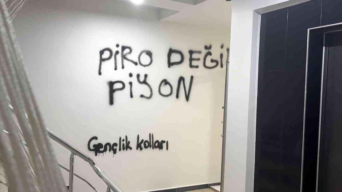 CHP Kayseri İl Başkanlığı binasının duvarlarına boyayla yazılar yazıldı