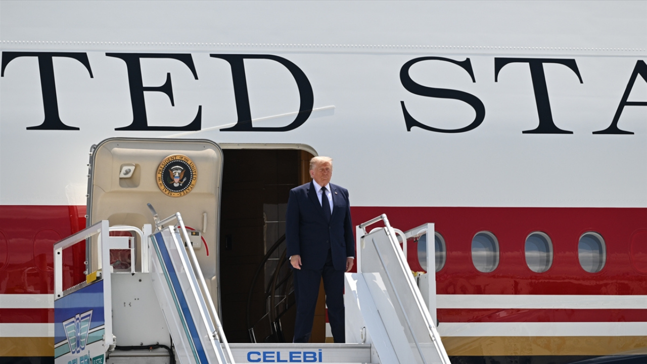 Trump, ABD'ye dönüş yolunda uçak değiştirdi: Katar'ın hediye ettiği uçakta güvenlik açığı mı var?