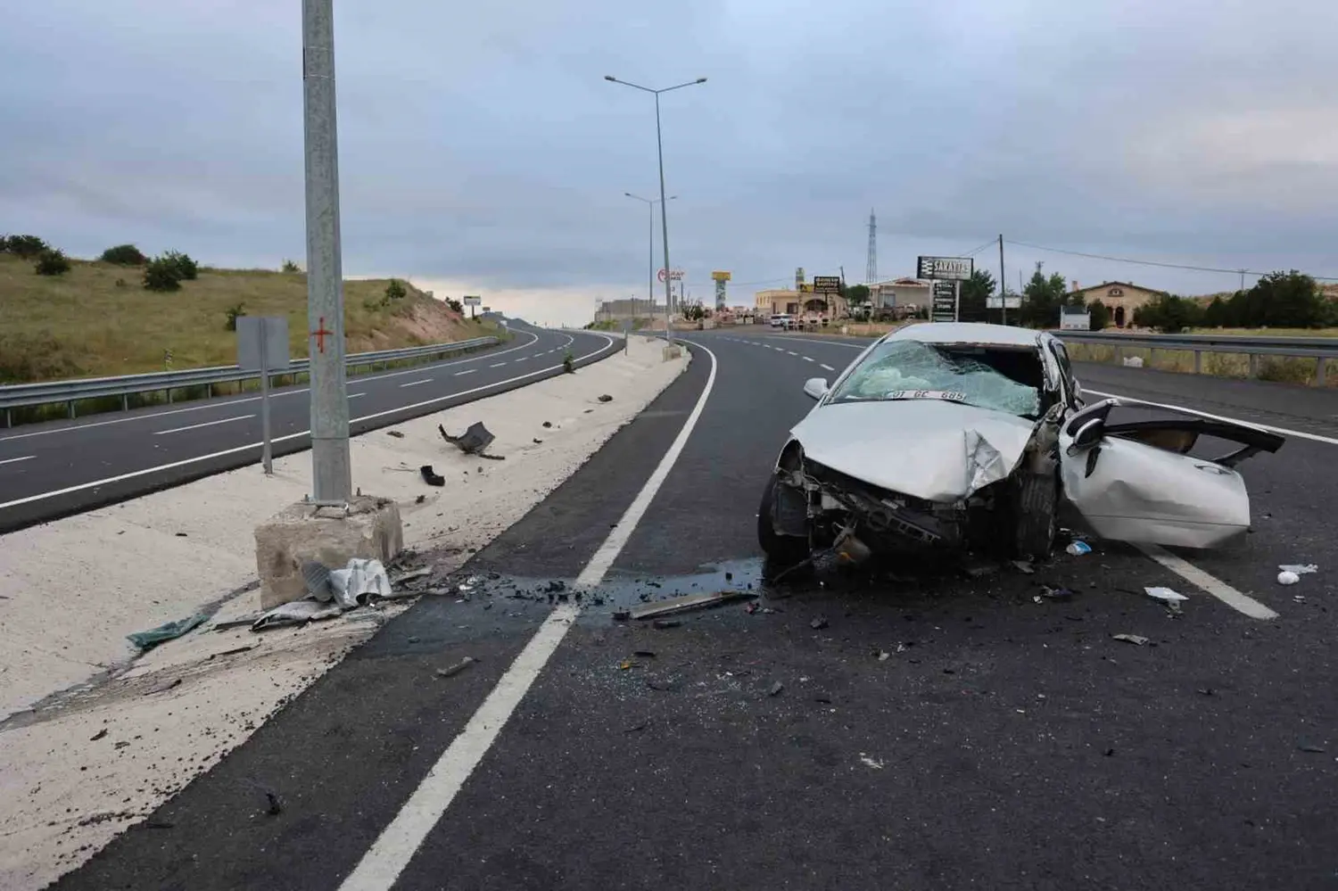 Nevşehir'de otomobil direğe çarptı: 1 çocuk ölü, 3 yaralı
