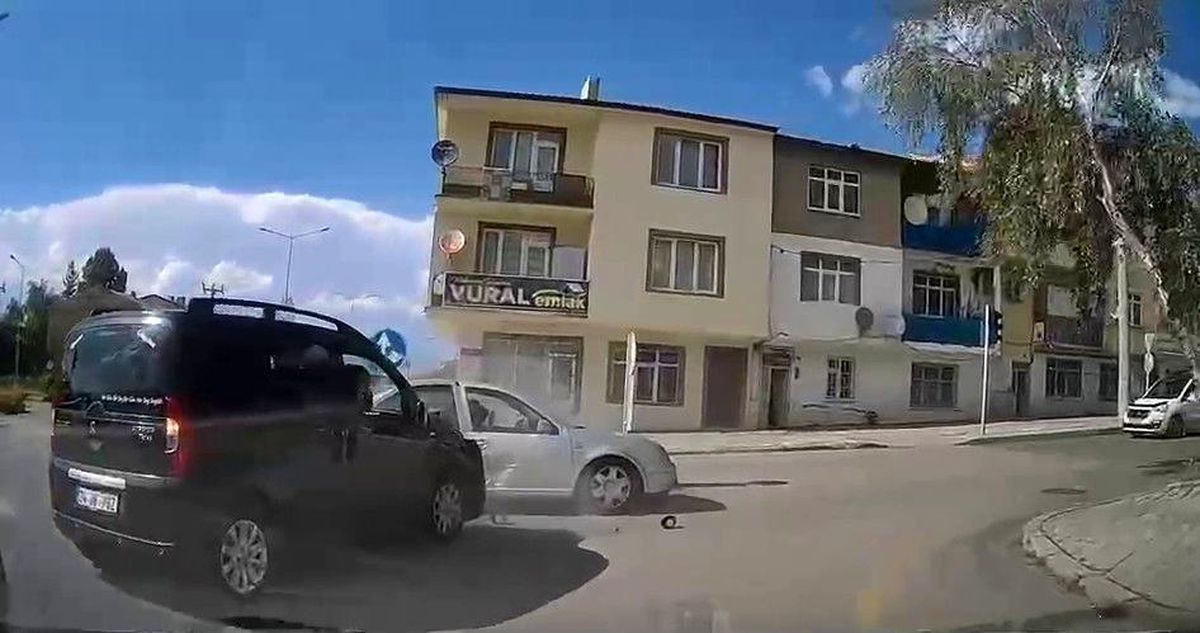 Trafik kazası anbean araç kamerasında