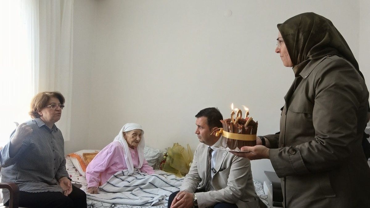 Atatürk'ün elini öptüğünü belirten 101 yaşındaki Hacer Akdoğan'a sürpriz doğum günü