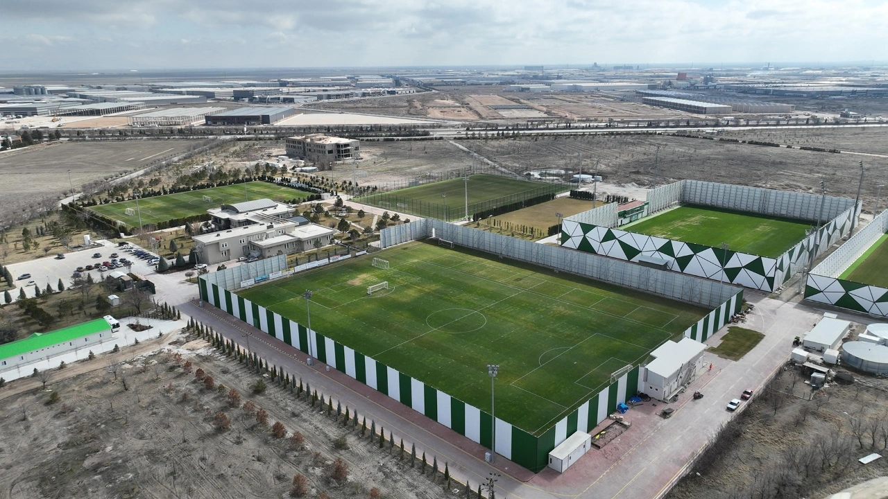Konyasporlu futbolcular bir bir yola çıkıyor