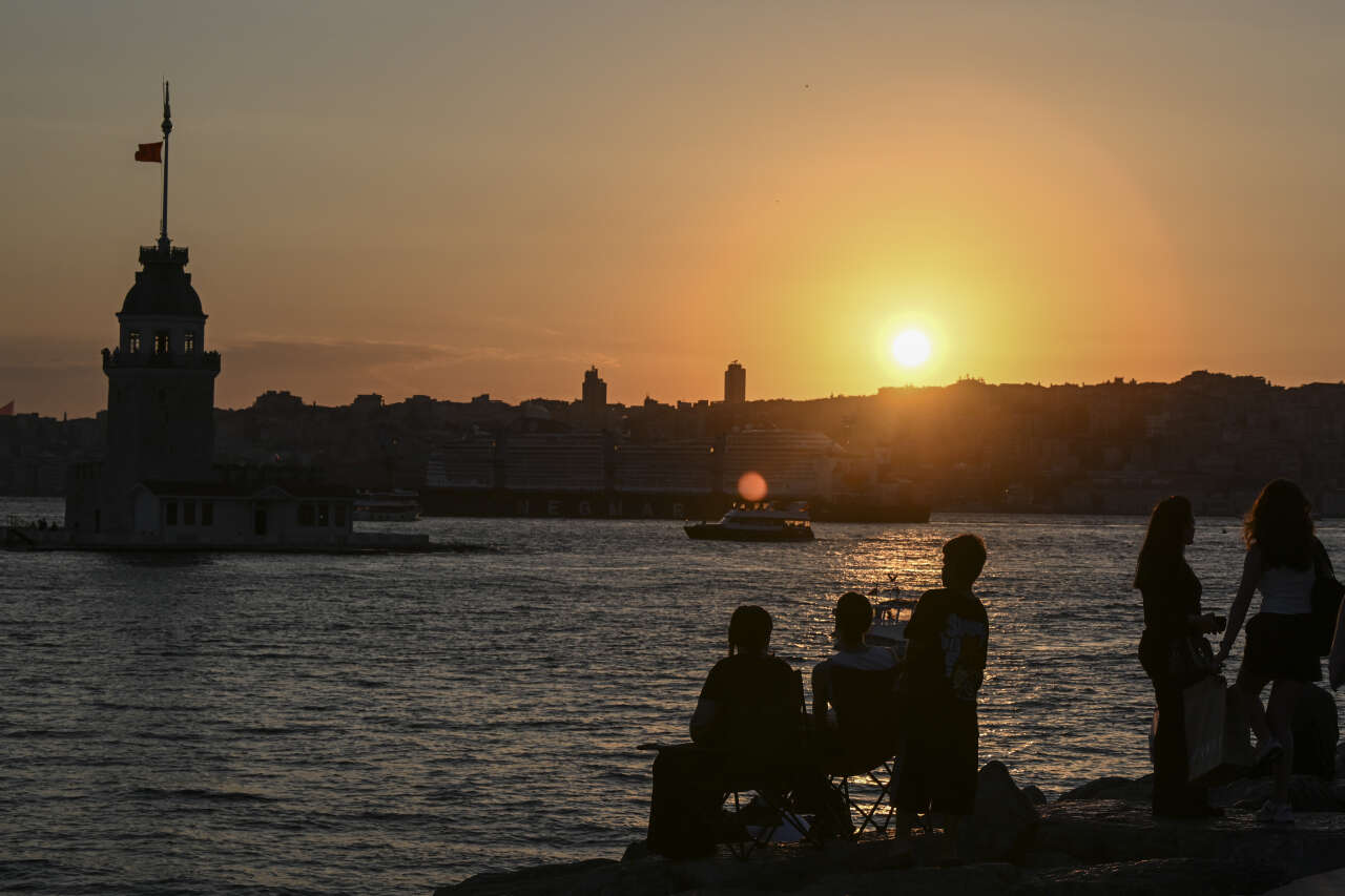 İstanbul’da kartpostallık görüntüler! Kız Kulesi ve Salacak Sahili'nde gün batımı şöleni