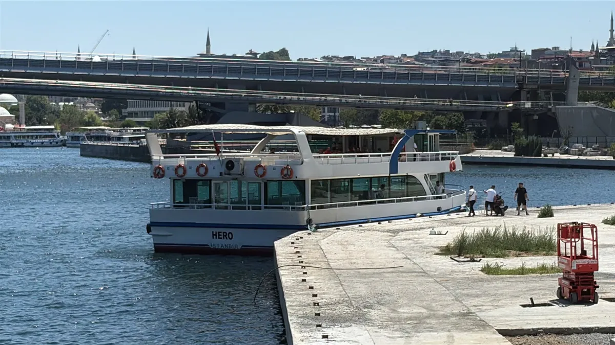 Haliç'te tur teknesi köprü ayağına çarptı! Personelin cansız bedenine 8 saat sonra ulaşıldı