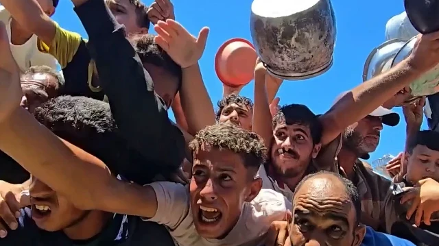 Gazze'de açlık kuyruğu büyüyor: Bir tas sıcak yemek için saatlerce bekliyorlar