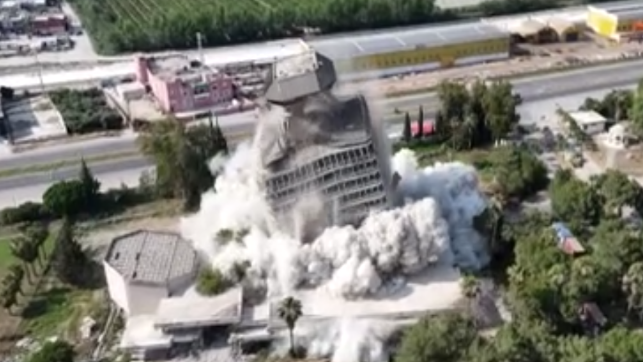 Adana'da depremde hasar gören 16 katlı binası dinamit ile yıkıldı! İşte o anlar
