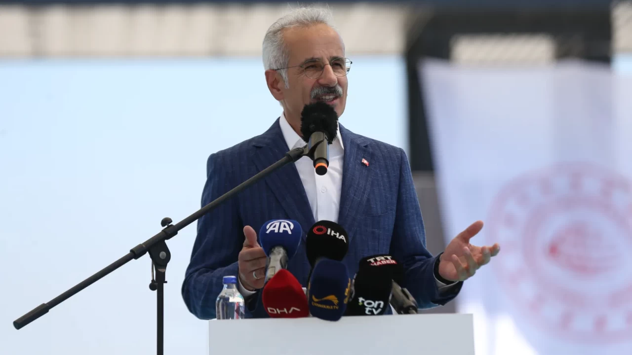 Ulaştırma Bakanı Uraloğlu'ndan denizcilikte dev hamle: Yeni Gelibolu İskelesi hizmete açıldı