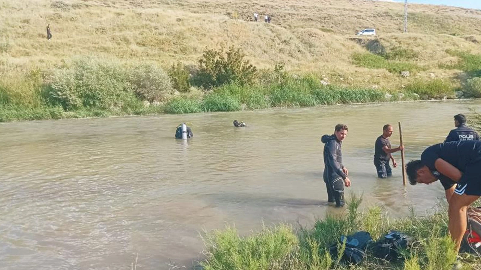 Bulanık'ta acı olay: Çaya düşen 2 kardeşten biri yaşamını yitirdi, diğeri kayıp