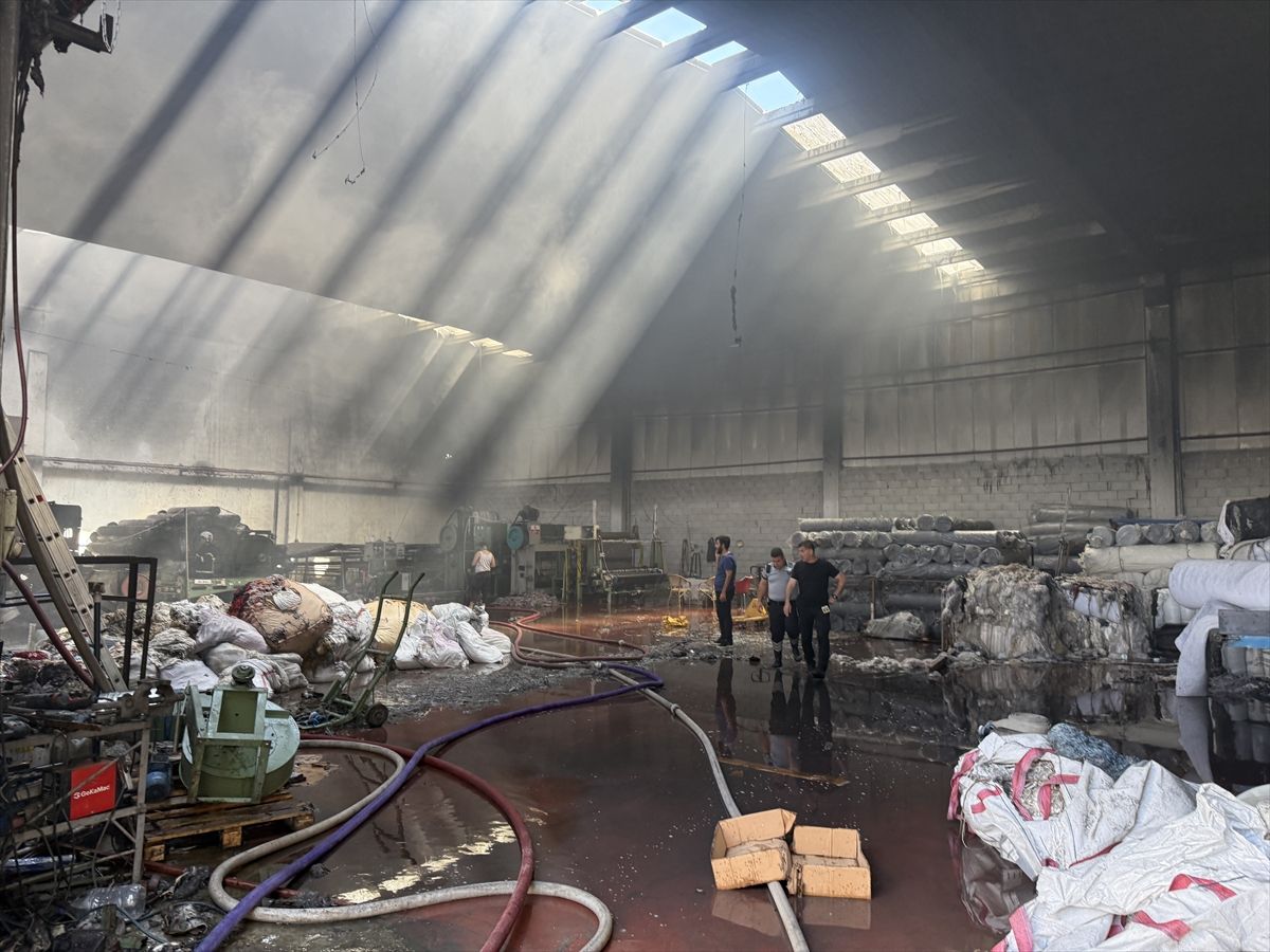 Gaziantep'te tekstil fabrikasında çıkan yangın söndürüldü