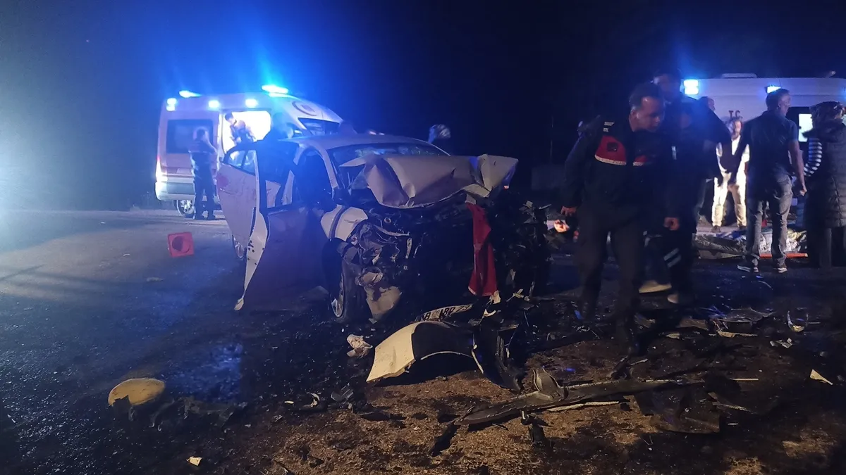 Sivas’ta feci kaza! İki araç kafa kafaya çarpıştı: 4’ü ağır 8 yaralı