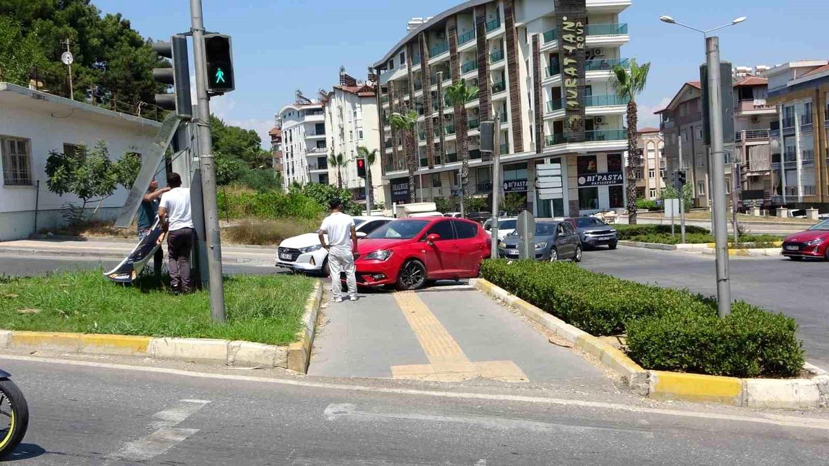 Otomobil yaya geçidine çıktı, 2 kişi yaralandı