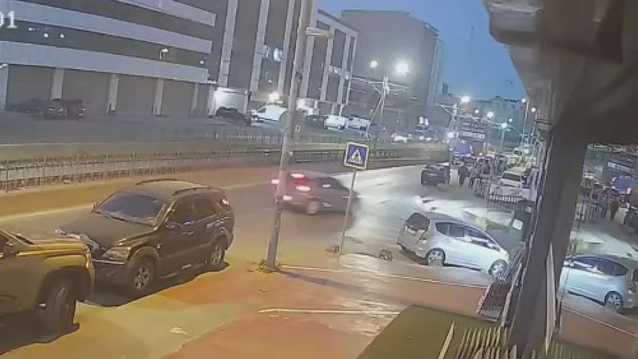 Otomobil aydınlatma direğine çarptı; sürücü ve yanındaki kişi kaçtı