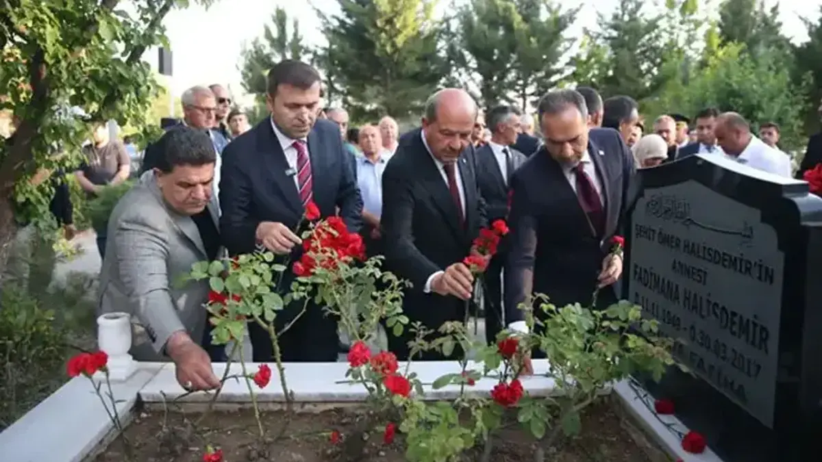 15 Temmuz'un Kahramanı Ömer Halisdemir kabri başında anıldı