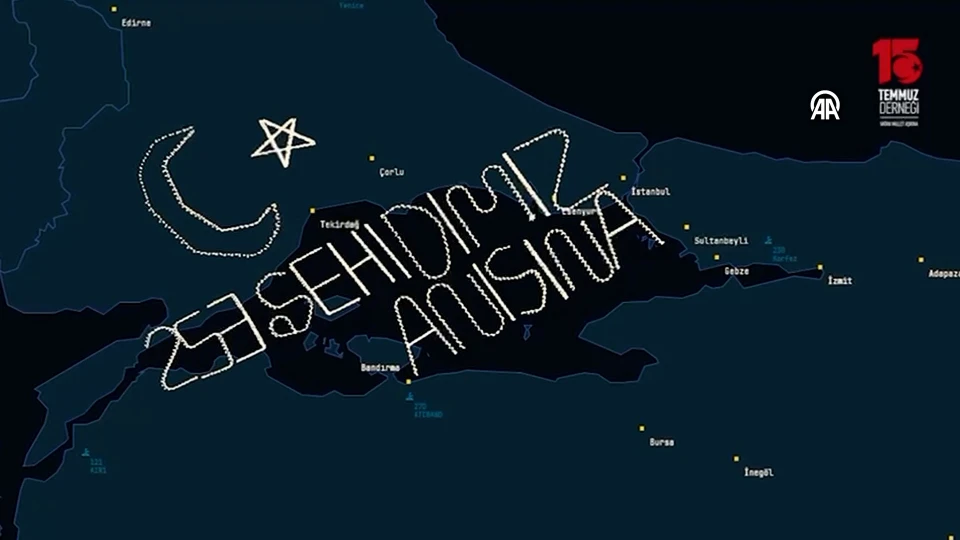 15 Temmuz Şehitleri İçin İHA'larla Gökyüzüne Ay Yıldız Çizildi