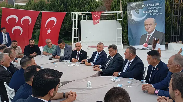 İzmir'de MHP'ye katılan 350 kişiye rozet takıldı