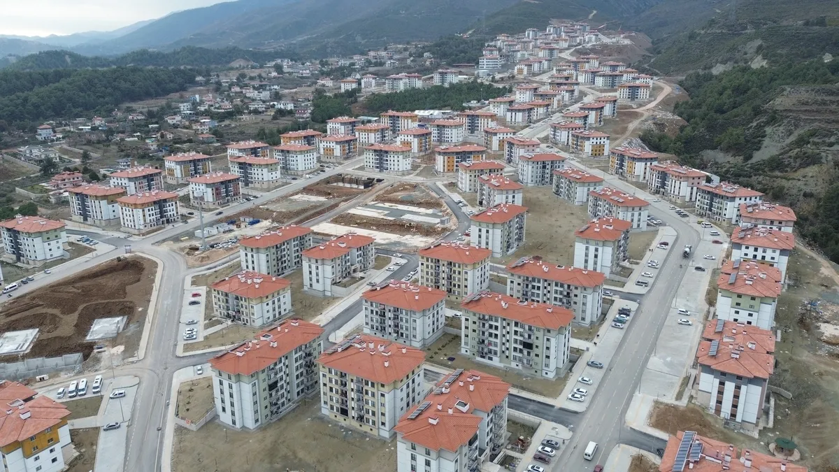 Yeni yuvasına kavuşan depremzedelerden Haluk Levent'e tepki
