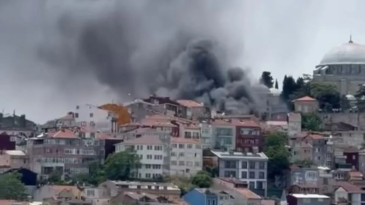 İstanbul Fatih'te korkutan yangın! Alevler araçlara sıçradı